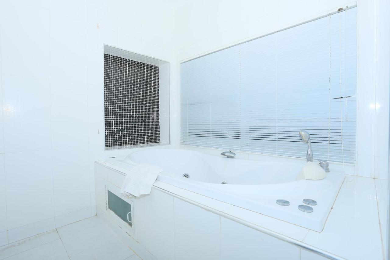 Seaview Villa Patong 芭东海景3卧别墅 5分钟到江西冷 4Bdr Pool エクステリア 写真